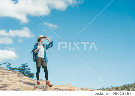 登山をする女性 登山をする女性 96018267