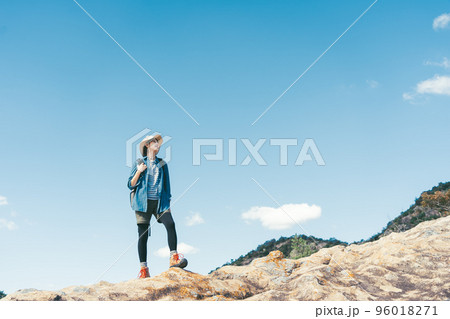 登山をする女性 登山をする女性 96018271