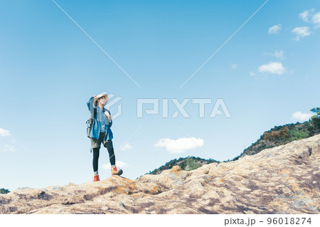 登山をする女性 登山をする女性 96018274