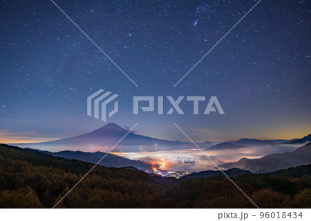 (山梨県)星空の下、カラマツの黄葉と富士山 (山梨県)星空の下、カラマツの黄葉と富士山 96018434