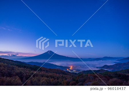 (山梨県)星空の下、カラマツの黄葉と富士山 (山梨県)星空の下、カラマツの黄葉と富士山 96018437