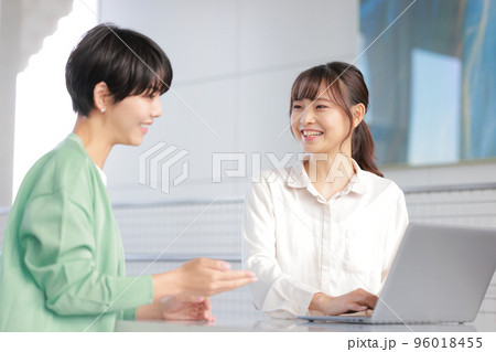 先輩から業務を引継ぐフレッシャーズ_3 先輩から業務を引継ぐフレッシャーズ_3 96018455