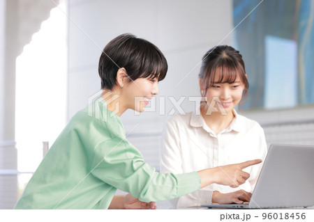 フレッシャーズに業務を引継ぐビジネスウーマン_1 フレッシャーズに業務を引継ぐビジネスウーマン_1 96018456