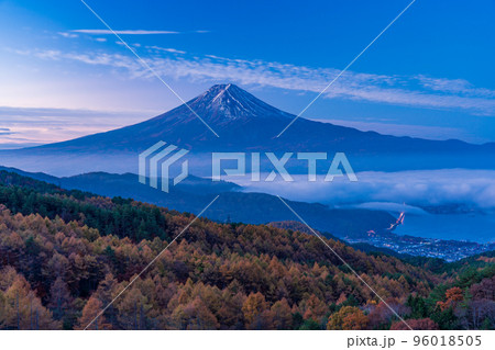 （山梨県）朝の光を浴びる、富士山 96018505