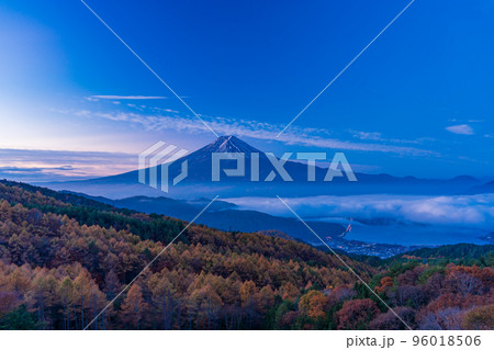 (山梨県)朝の光を浴びる、富士山 (山梨県)朝の光を浴びる、富士山 96018506