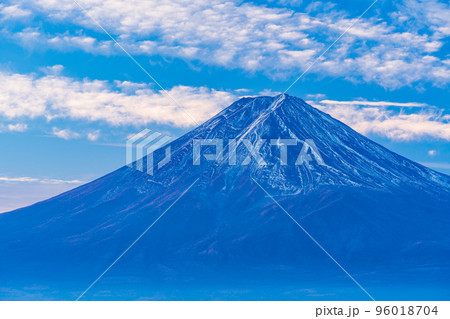 （山梨県）朝の光を浴びる、薄雪化粧した富士山 96018704