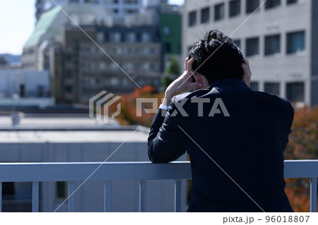 仕事の休憩中に落ち込む人 仕事の休憩中に落ち込む人 96018807