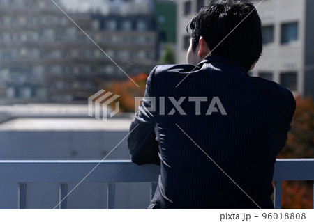 仕事の休憩中に落ち込む人 仕事の休憩中に落ち込む人 96018808
