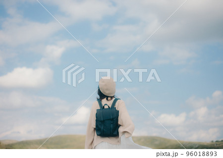 自然の中でハイキングをする女性の写真 96018893