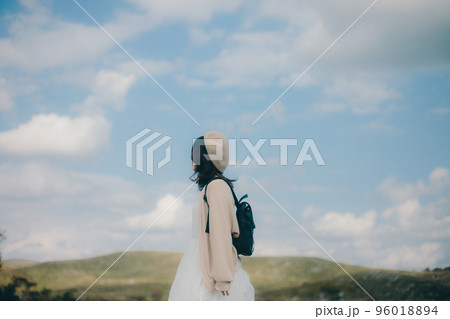 自然の中でハイキングをする女性の写真 96018894