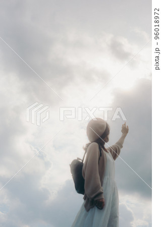 自然の中で佇む女性の写真 自然の中で佇む女性の写真 96018972