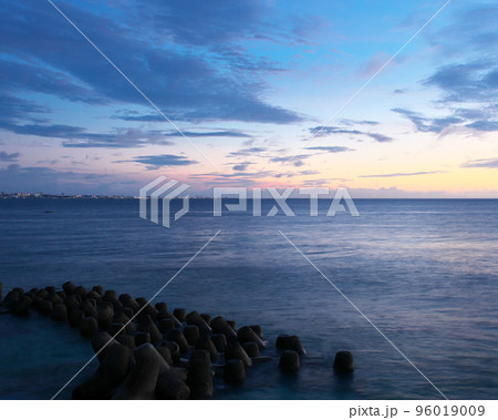 沖縄県北谷町砂辺海岸での夕景 沖縄県北谷町砂辺海岸での夕景 96019009