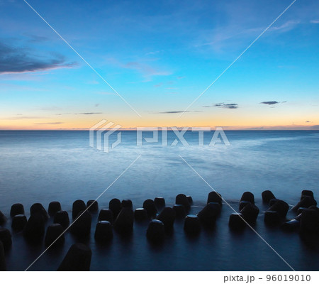 沖縄県北谷町砂辺海岸での夕景 96019010