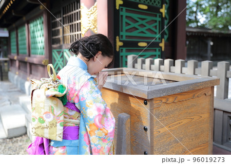 七五三で神社に参拝する7歳の女の子 七五三で神社に参拝する7歳の女の子 96019273