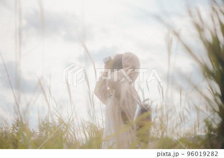 自然の中にカメラを持って佇む女性の写真 自然の中にカメラを持って佇む女性の写真 96019282