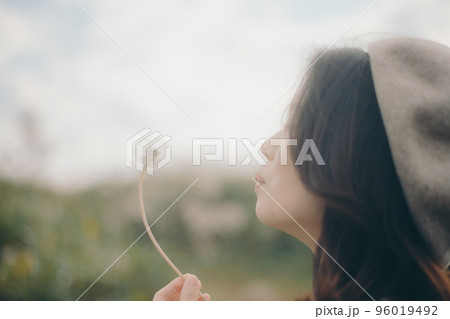 自然の中でカメラを持ってハイキングをする女性の写真 96019492