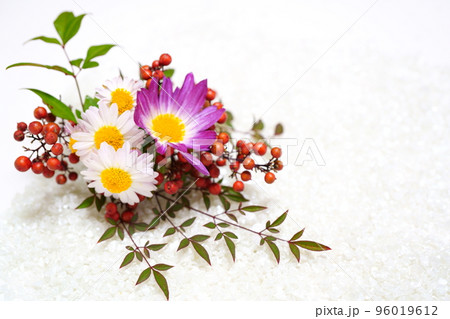 菊の花と南天のアレンジ　お正月イメージ 96019612