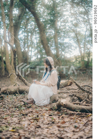 自然の中で音楽を聴きながら創作活動をする女性の写真 自然の中で音楽を聴きながら創作活動をする女性の写真 96019662