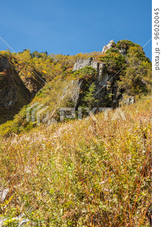 晴天の下で長野と岐阜の県境の西穂高岳稜線から見るアルプスの稜線　北アルプスの山々 96020045