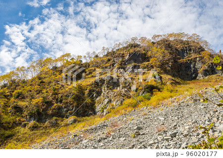 上高地の大正池から見る初冬の北アルプスの山々　大正池に反射するアルプスの山々 96020177