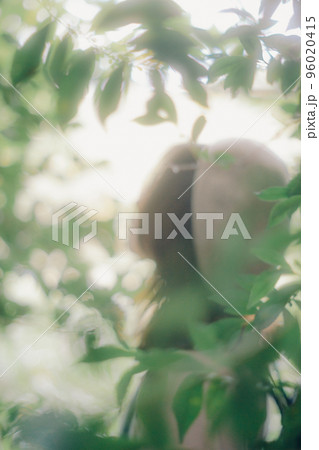 自然の中に佇む女性の写真 自然の中に佇む女性の写真 96020415
