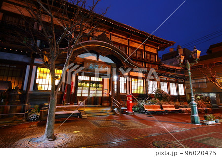 早朝の竹瓦温泉(大分県別府市) 早朝の竹瓦温泉(大分県別府市) 96020475