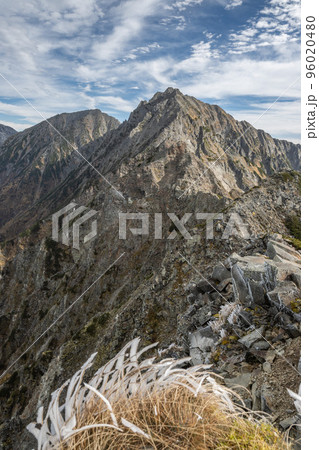 晴天の下で長野と岐阜の県境の西穂高岳稜線から見るアルプスの稜線　北アルプスの山々 96020480