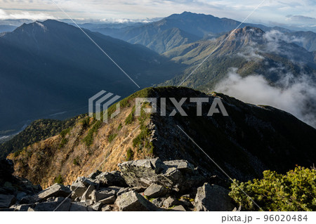 晴天の下で長野と岐阜の県境の西穂高岳稜線から見るアルプスの稜線　北アルプスの山々 96020484