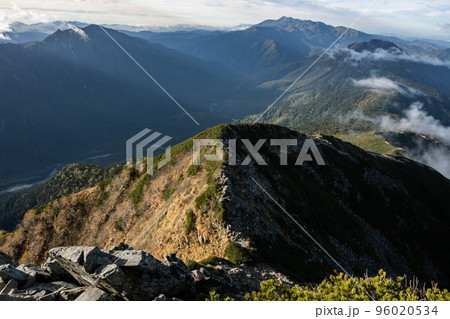 晴天の下で長野と岐阜の県境の西穂高岳稜線から見るアルプスの稜線　北アルプスの山々 96020534