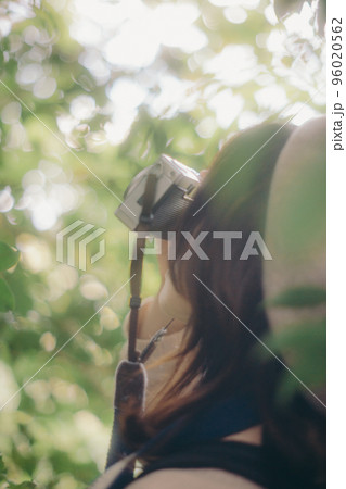 自然の中に佇む女性の写真 自然の中に佇む女性の写真 96020562