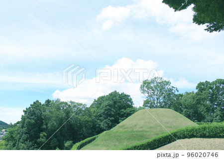 奈良県飛鳥村の高松塚古墳 96020746