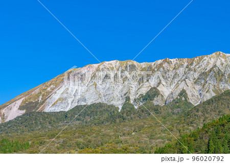 鳥取県　鍵掛峠から見る初秋の大山 96020792