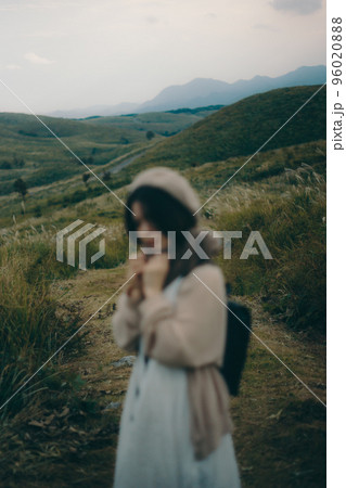 自然の中でカメラを持ってハイキングをする女性の写真 自然の中でカメラを持ってハイキングをする女性の写真 96020888