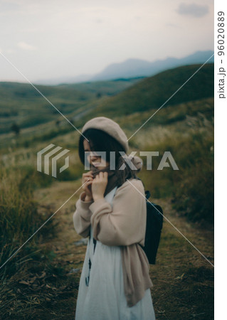 自然の中でカメラを持ってハイキングをする女性の写真 自然の中でカメラを持ってハイキングをする女性の写真 96020889