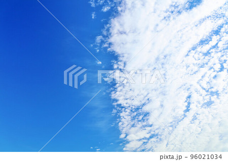 秋の青空と雲 秋の青空と雲 96021034