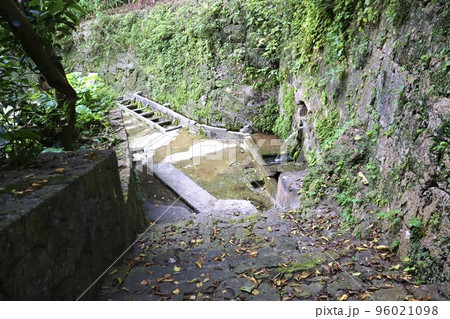 沖縄県那覇市首里にある歴史ある湧水「宝口樋川」飲料用と洗濯用は5つに分かれています！ 96021098
