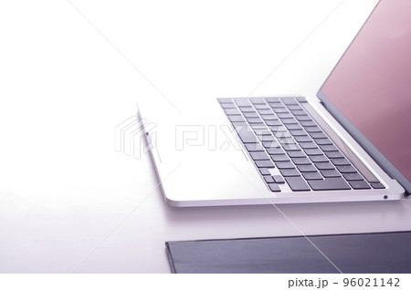 仕事場のデスクの上のパソコン 96021142