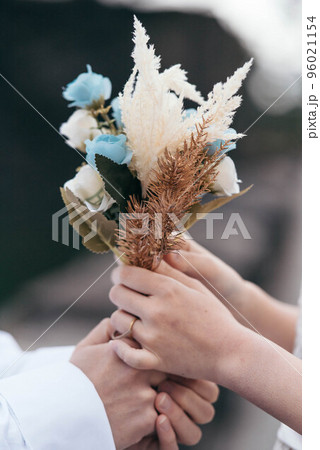 ミニブーケを2人で持つカップルの手元 96021154