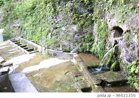 沖縄県那覇市首里にある歴史ある湧水「宝口樋川」飲料用と洗濯用は5つに分かれています！ 96021350