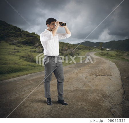 Businessman looking 96021533