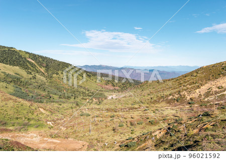 志賀草津高原ルート山田峠付近から見る湯釜北側の谷と自然 10月下旬　a-2 クールカラー 96021592