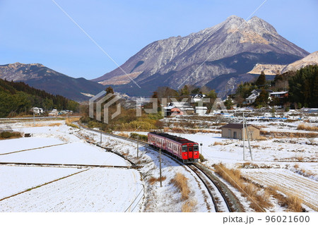 雪と列車（大分県由布市湯布院） 96021600