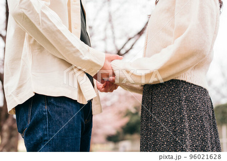 向き合って手を繋ぐカップル 96021628