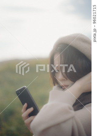 自然の中で音楽を聴く女性の写真 96021715