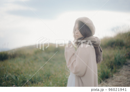 自然の中で音楽を聴く女性の写真 96021941