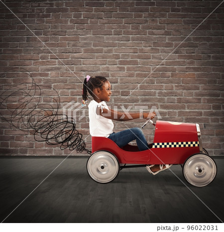 Little girl drive car Little girl drive car 96022031