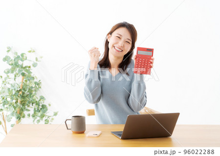 電卓を持つ女性 96022288