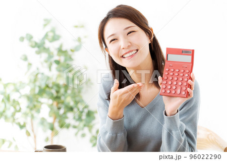電卓を持つ女性 電卓を持つ女性 96022290