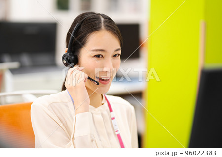コールセンターで働くオペレーターの若い女性 コールセンターで働くオペレーターの若い女性 96022383