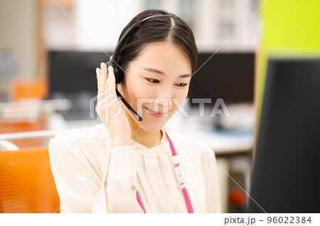 コールセンターで働くオペレーターの若い女性 96022384